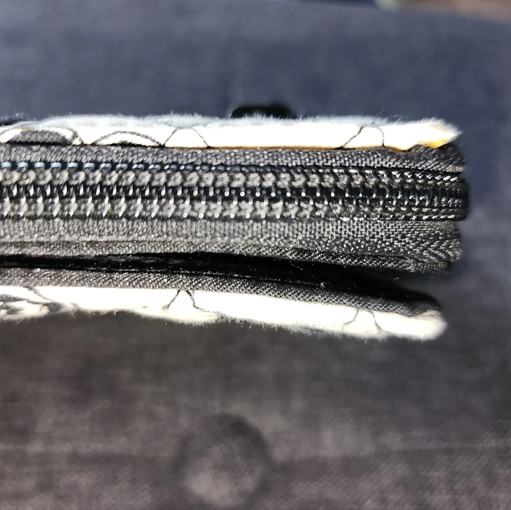 Preowned Vera Bradley black and white kisslock‎ wallet - Picture 14 of 14